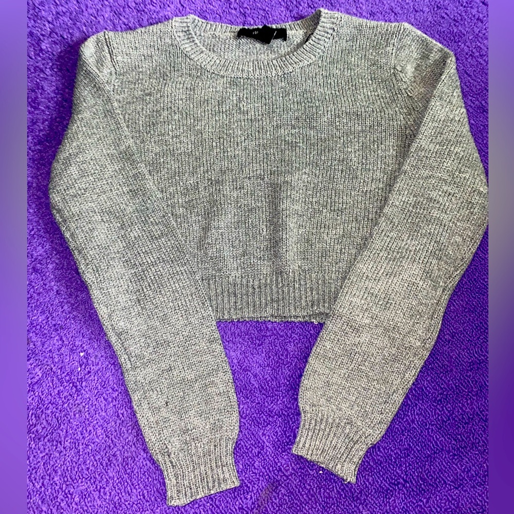 gray crop top